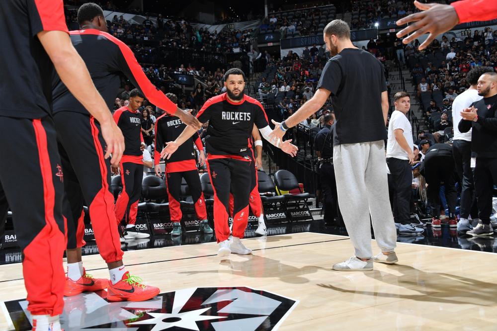 他在接受采 他在接受采